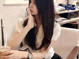 一边翻看cgg吃瓜黑料app，一边心里默念“这不科学啊”