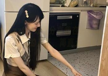 好想分享我在www.zztt333上看到的八卦，简直无法自拔！