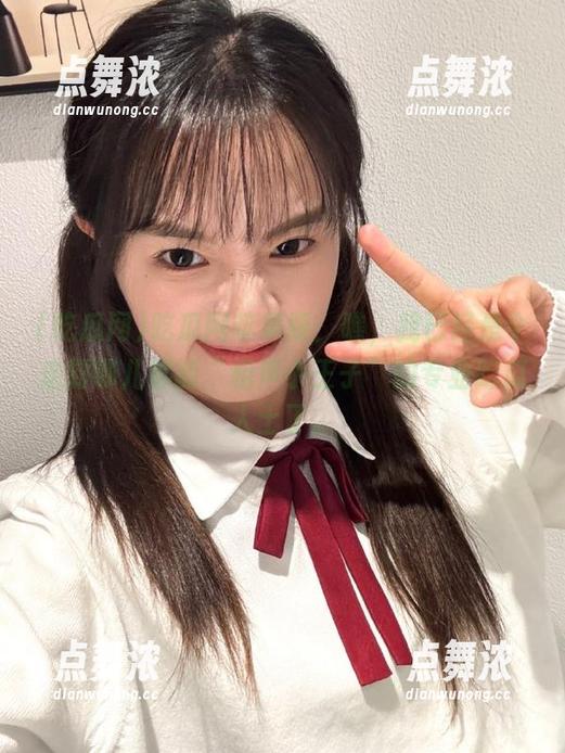 吃瓜网苹果版：瞧，我已经是个走到哪儿都能“相声小王子”的专业吃瓜人士了。