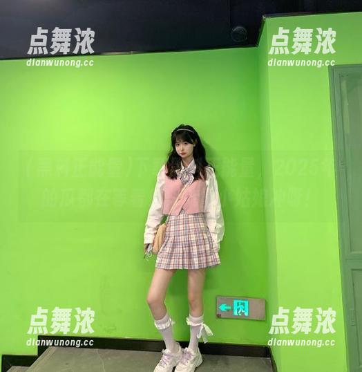 下载黑料正能量，2025年的瓜都在等着你，流量小姑娘冲呀！