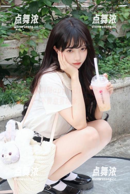 黑料网 黑料网app下载地址,友好的提醒是:不要急着喝水,容易呛!