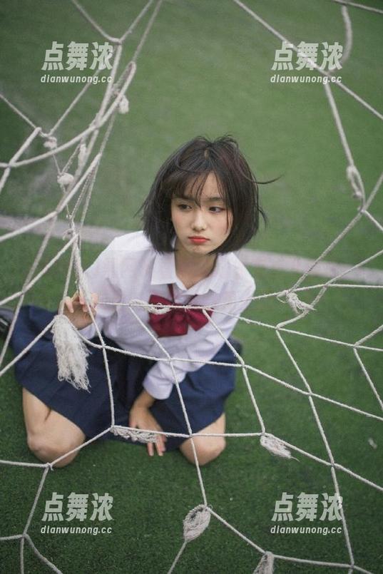 黑网料看起来好像有点儿意思，观看时不自觉嘴角上扬～